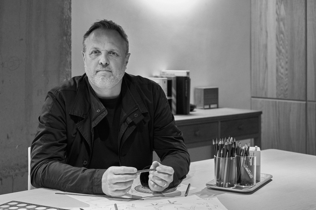 SIMON IN CONVOSATION MODUS02636 2 bnw v2