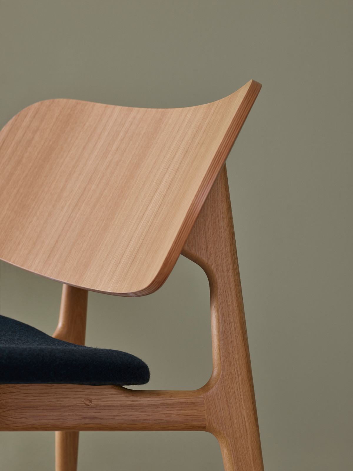 PLC011 PLC Lounge chair Oak with upholstered seat 03V2